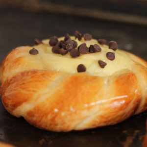 Pan relleno de crema pastelera con chispas de chocolate