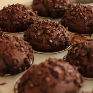 Charola de muffins de chocolate