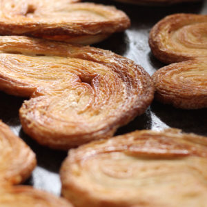 Charola de orejas salidas del horno