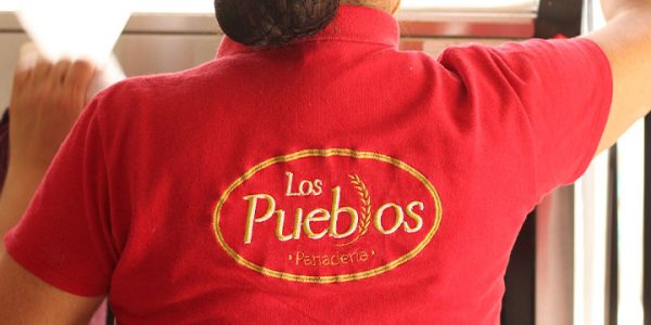 Mujer trabajando por las mañanas en una panadería.